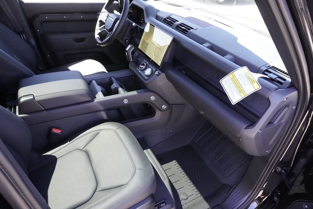 New 2026 Santorini Black Land Rover X-Dynamic SE image 22