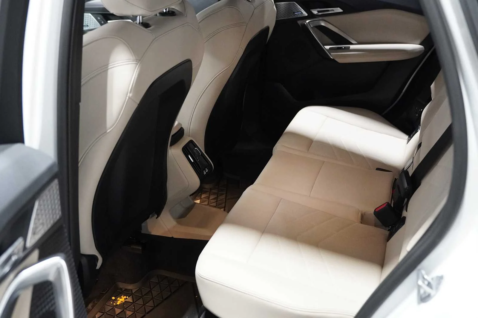 Certified Used 2025 Mineral White Metallic BMW xDrive28i image 21