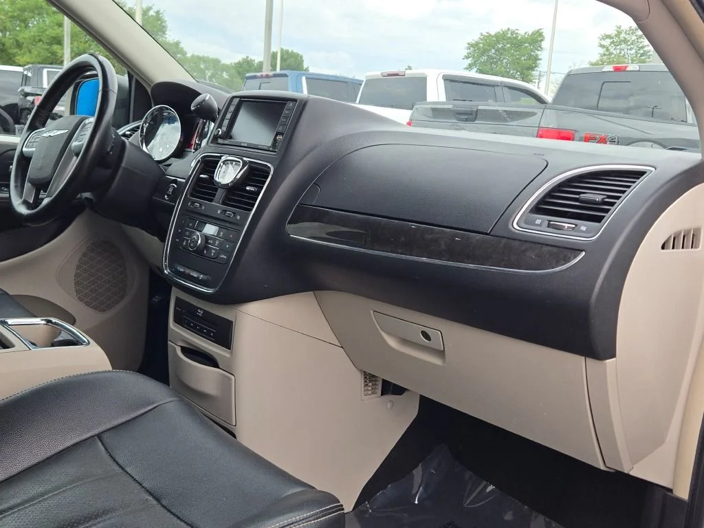 Used 2013 Silver Chrysler Touring-L image 5