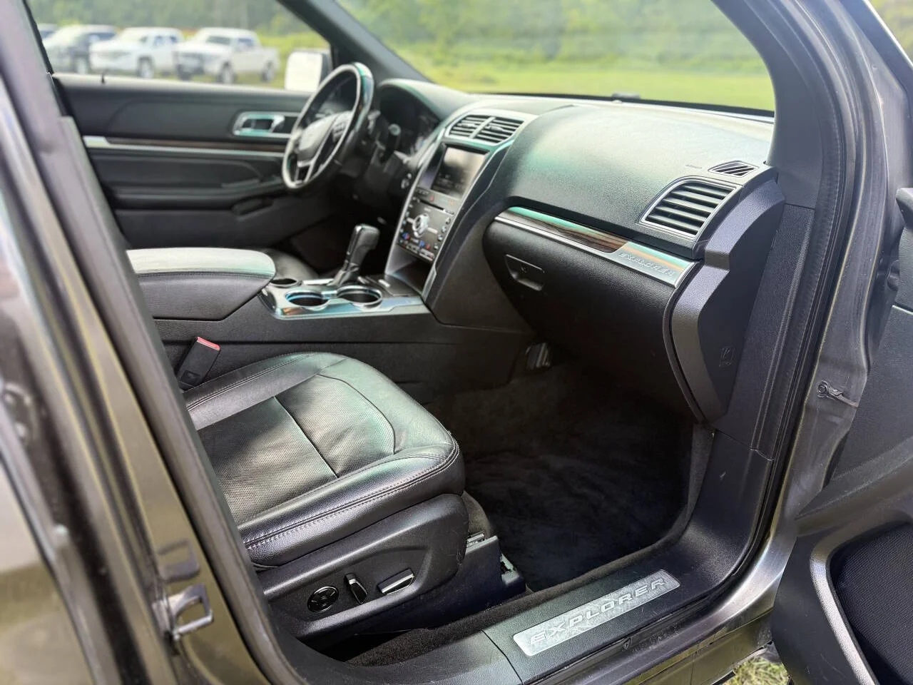 Used 2016 Gray Ford Limited 4dr SUV image 27