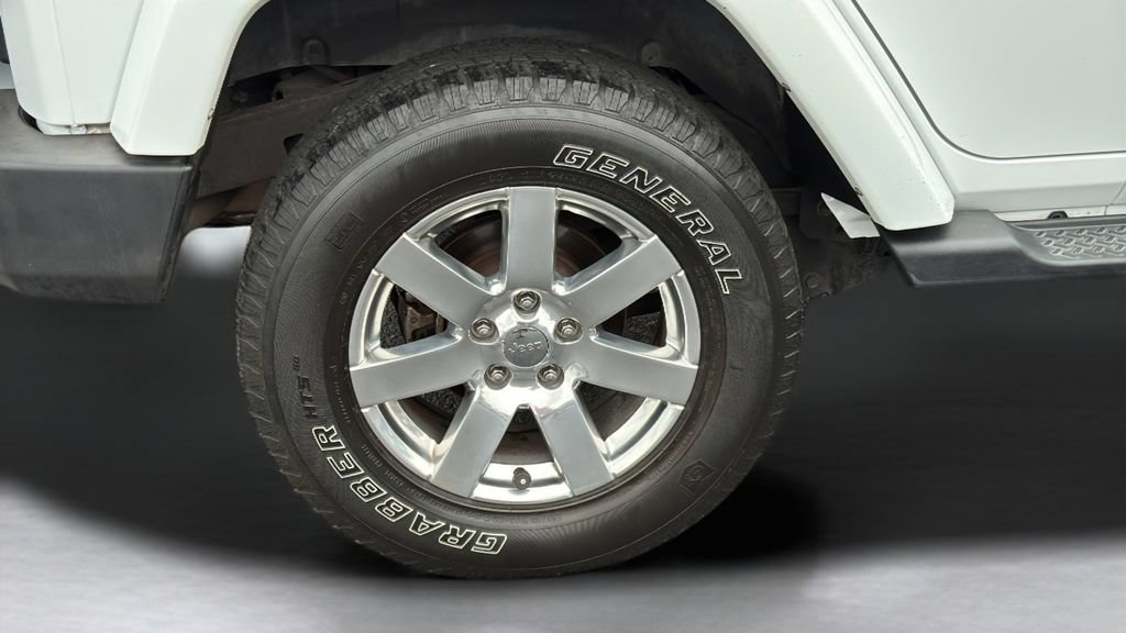 Used 2014 White Jeep Sahara image 24