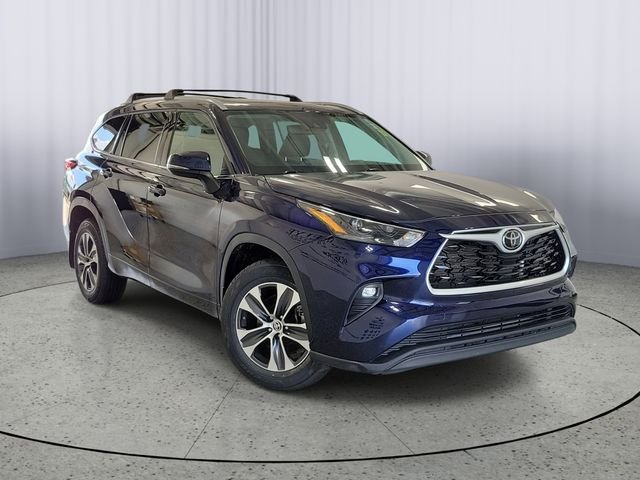 Certified Used 2022  Toyota XLE image 1