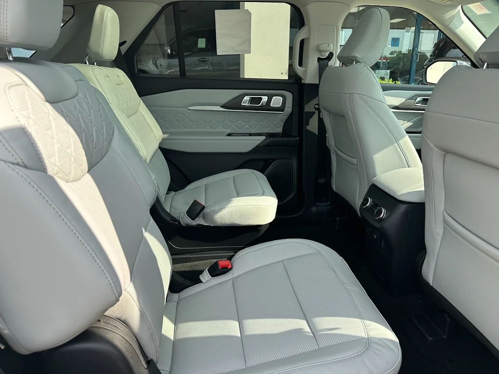 New 2026 Star White Met Tri-Coat Ford Platinum image 34