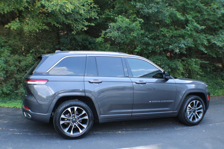 Used 2022 Gray Jeep Overland 4x4 image 2
