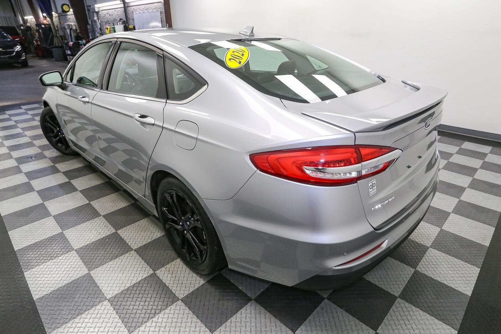 Used 2020 Iconic Silver Ford SE image 9