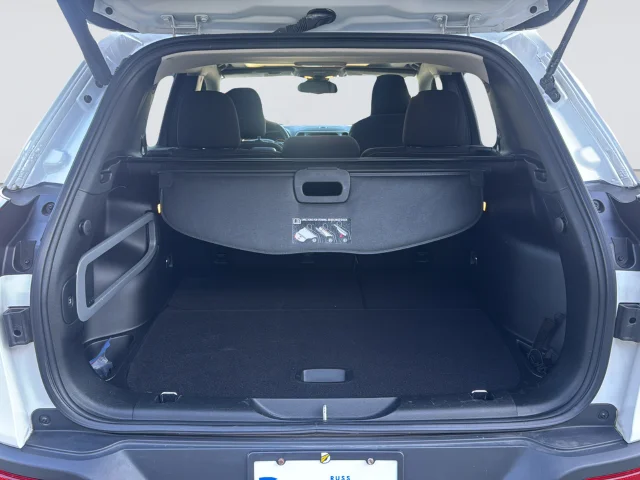 Used 2017 White Jeep Latitude image 32