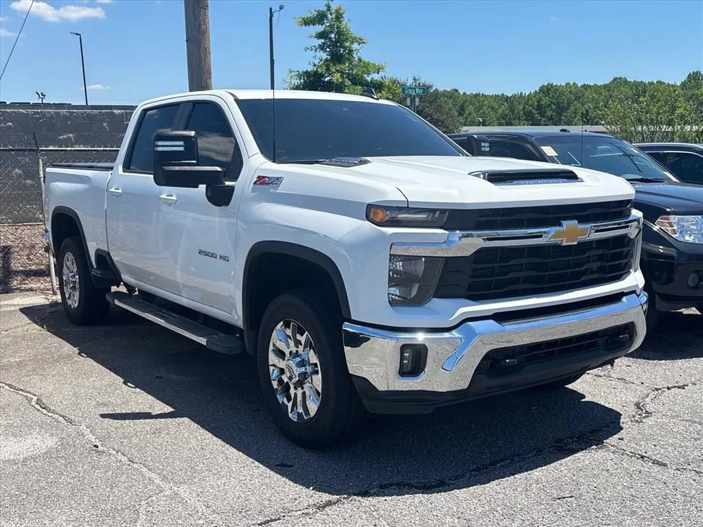 Used 2024 Summit White Chevrolet LT image 5