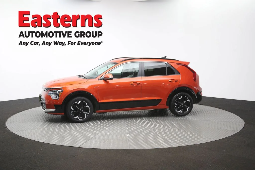 Used 2023 Red Kia Wind image 57