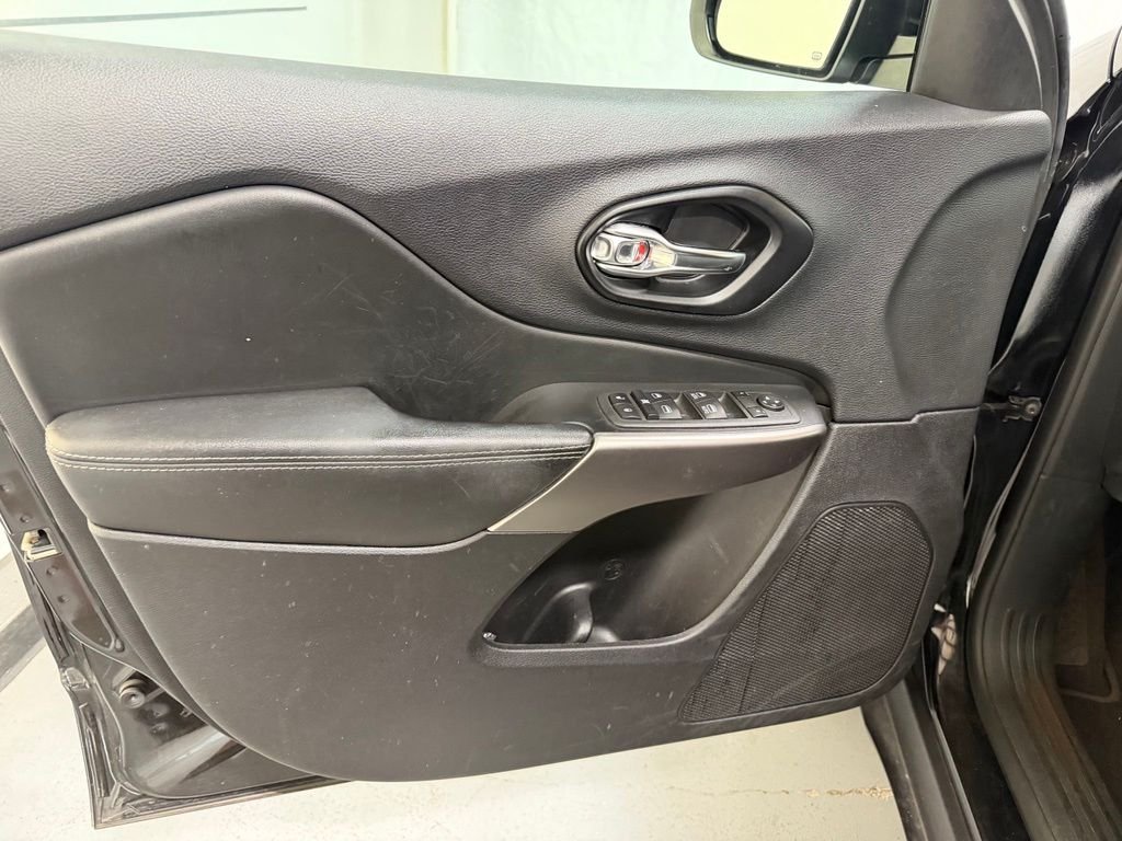 Used 2022 Black Jeep Latitude Lux image 10