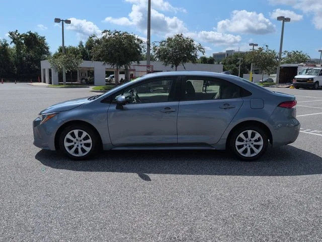 Used 2021  Toyota LE image 7