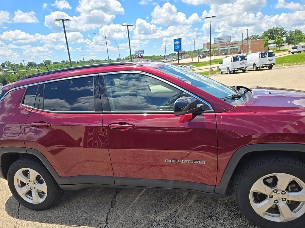 Used 2022 Red Jeep Latitude image 4