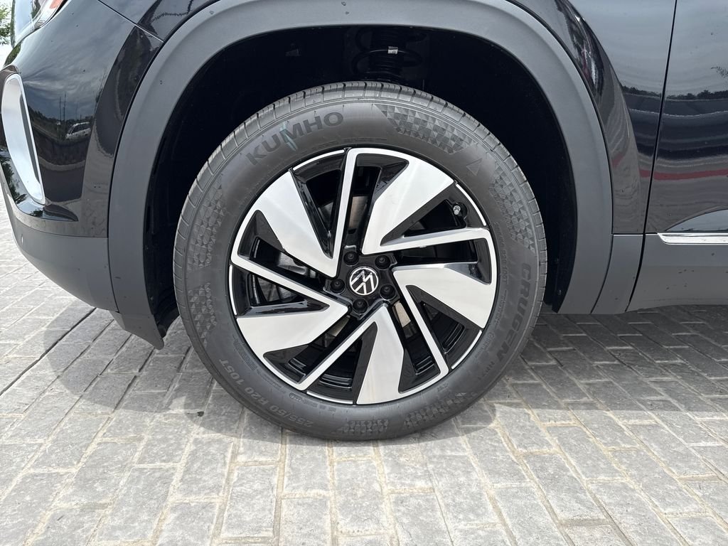 New 2026 Deep Black Pearl Volkswagen 2.0T SEL image 29