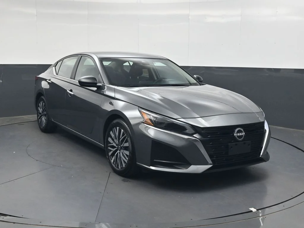 Used 2025 Gray Nissan 2.5 SV image 2
