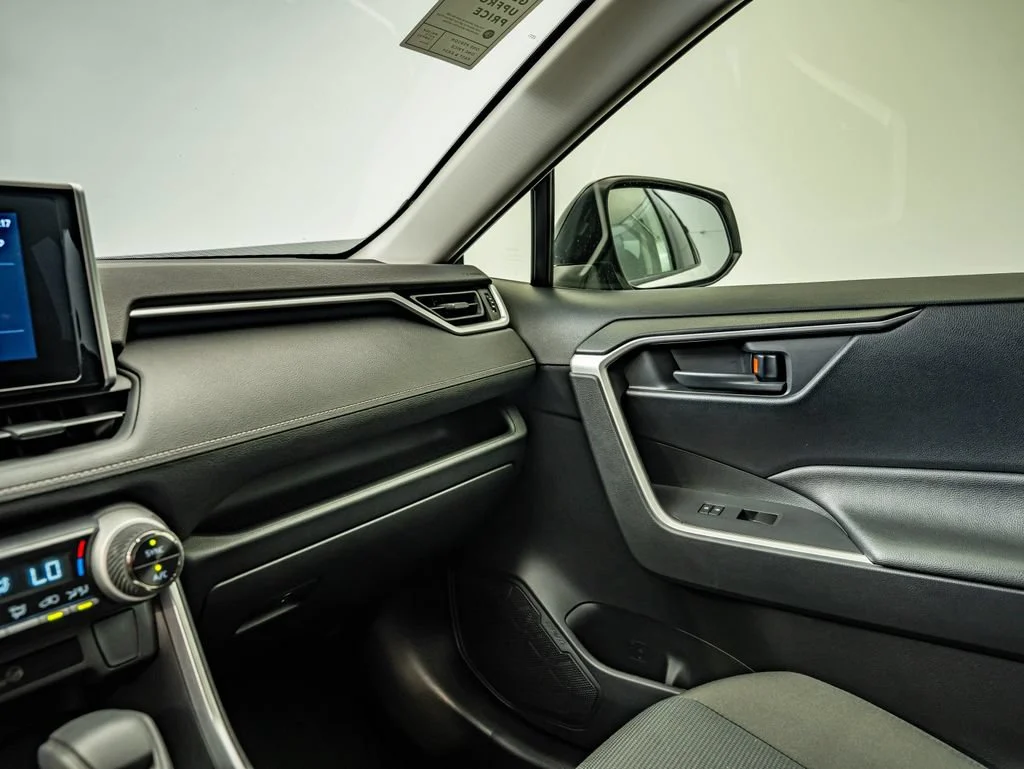 Used 2025 Ice Toyota LE image 28