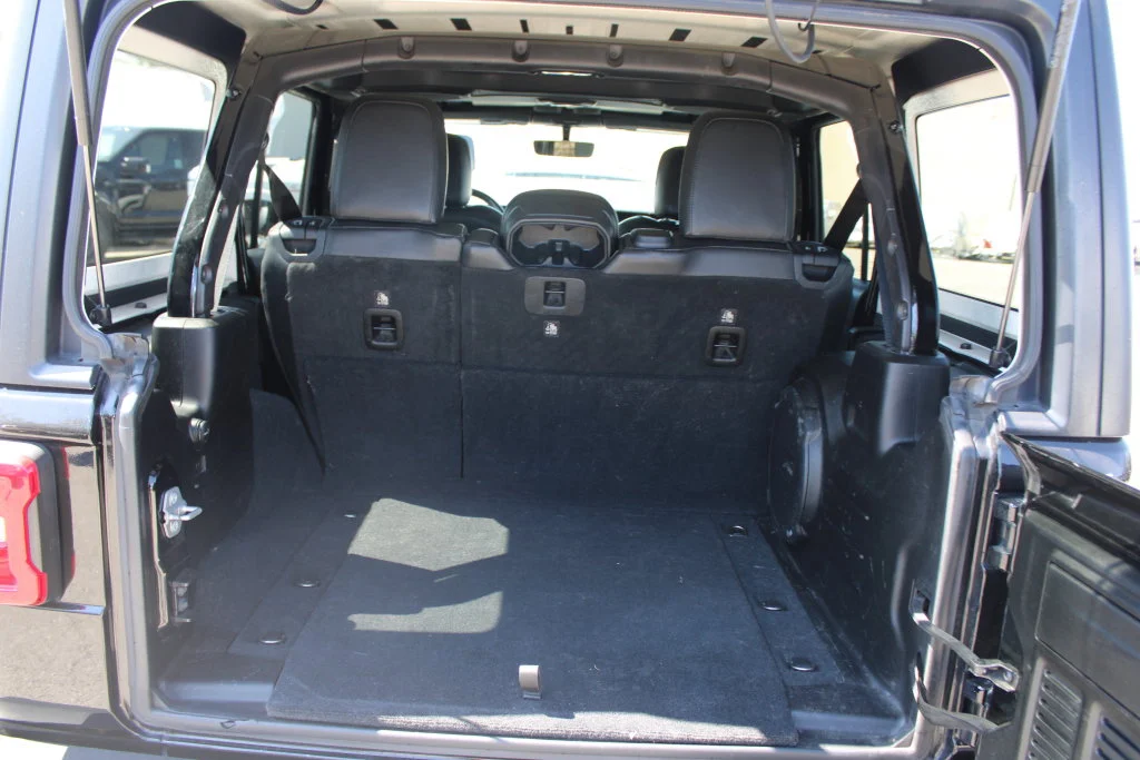 Used 2018 Black Jeep Unlimited Sahara image 9