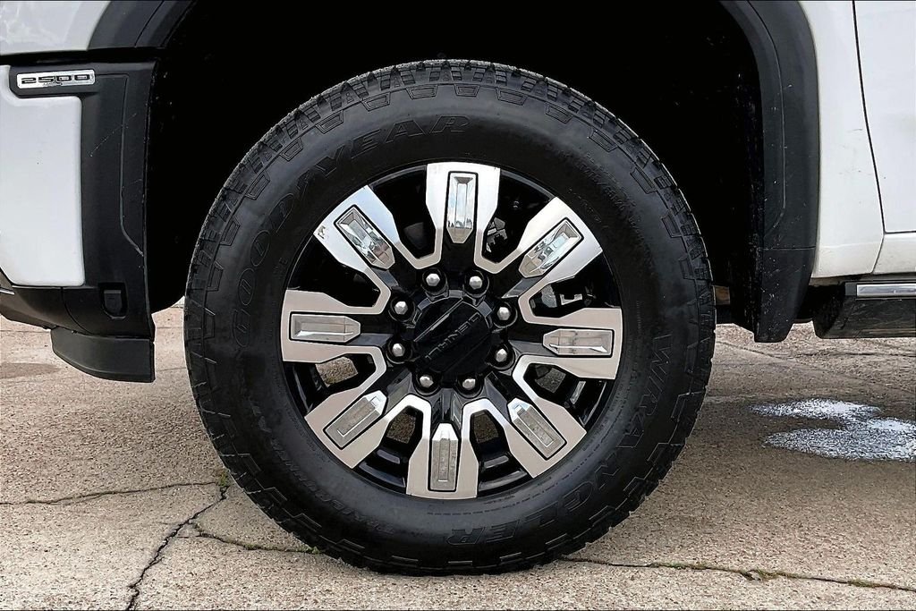 Used 2025 White GMC Denali image 35