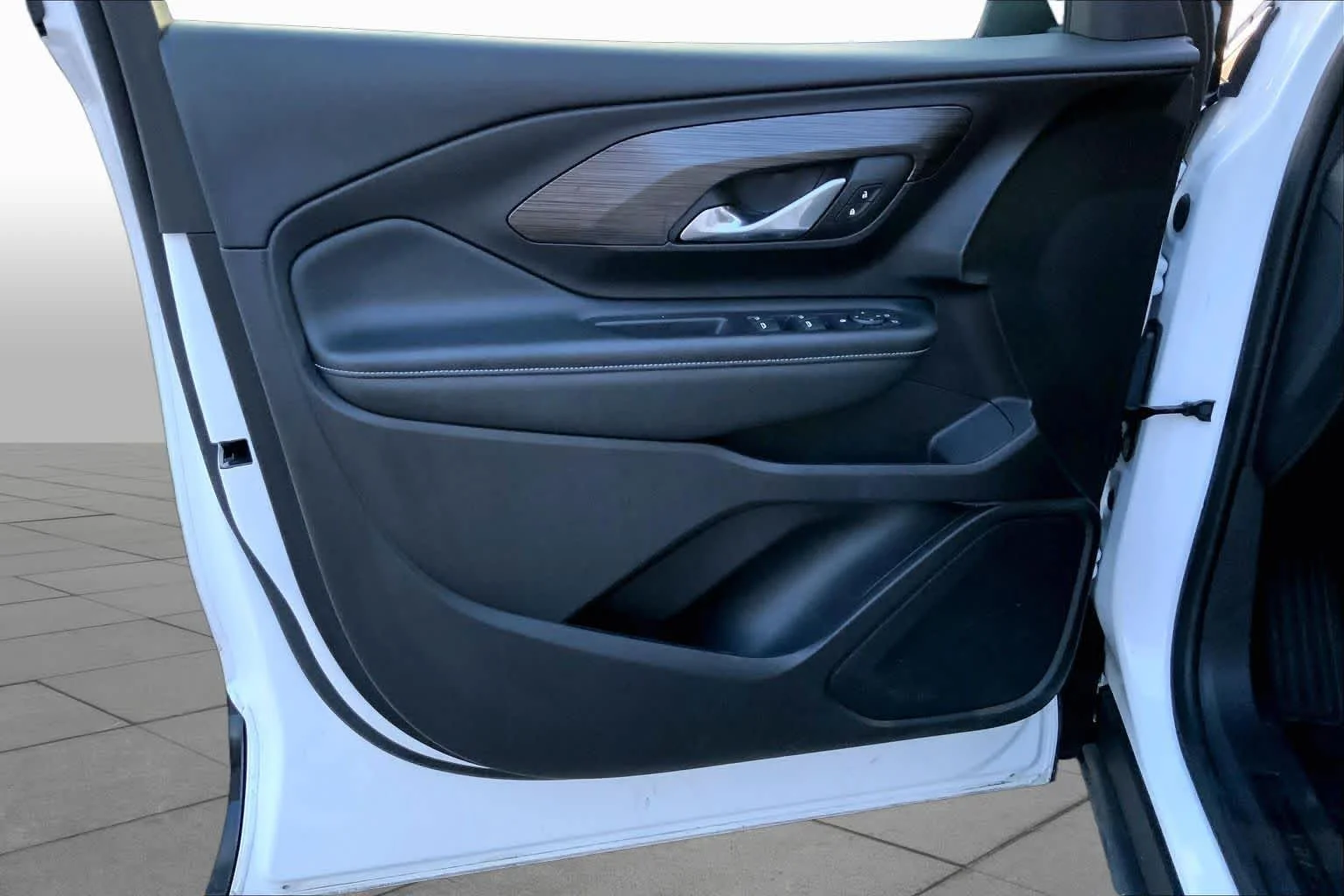Used 2024 Summit White GMC SLE image 19