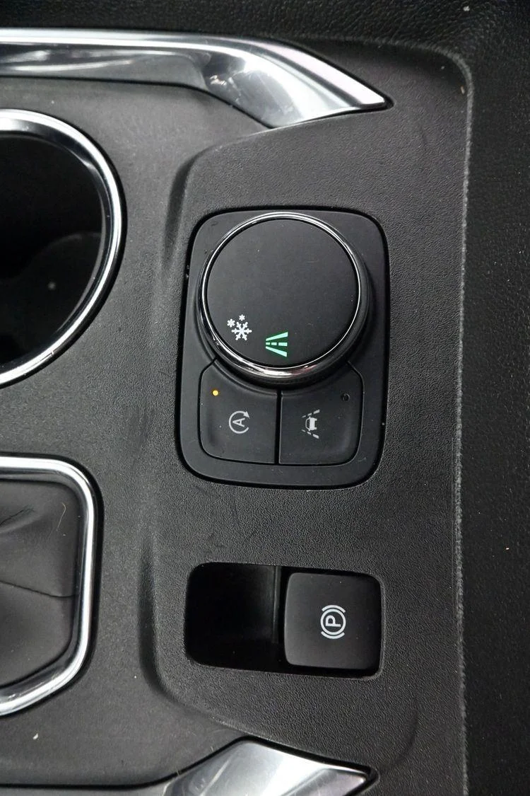 Used 2023 Summit White Chevrolet LT Cloth image 27