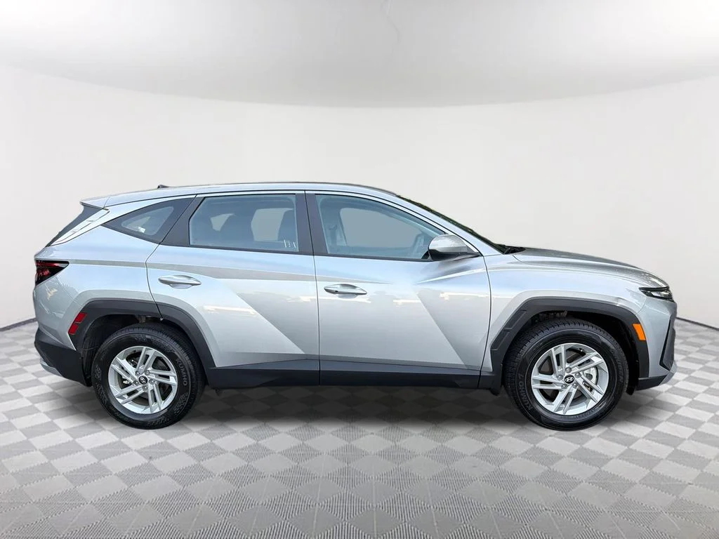 Used 2025 Silver Hyundai SE image 4