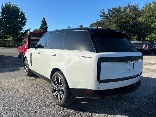Used 2023  Land Rover SE image 7