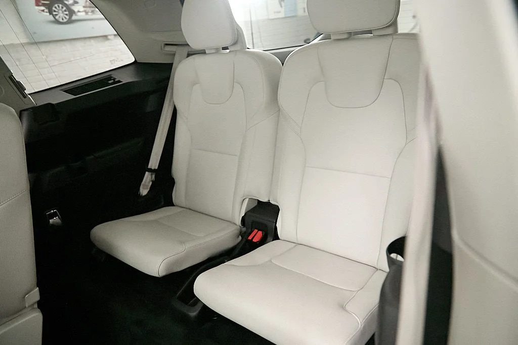 Used 2024 Vapour Grey Volvo Plus image 22