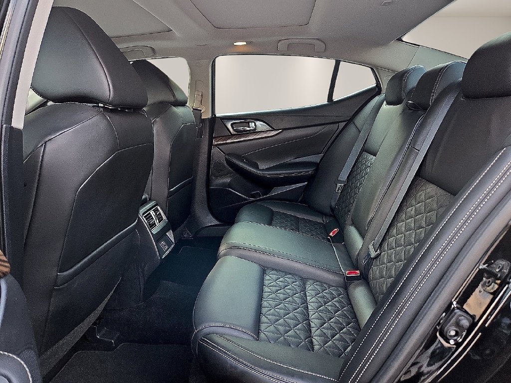 Used 2018 Black Nissan Platinum image 11