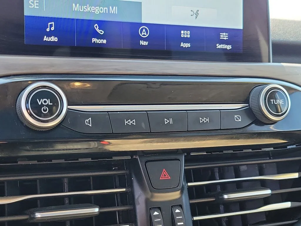 Used 2020  Ford Titanium Hybrid image 30