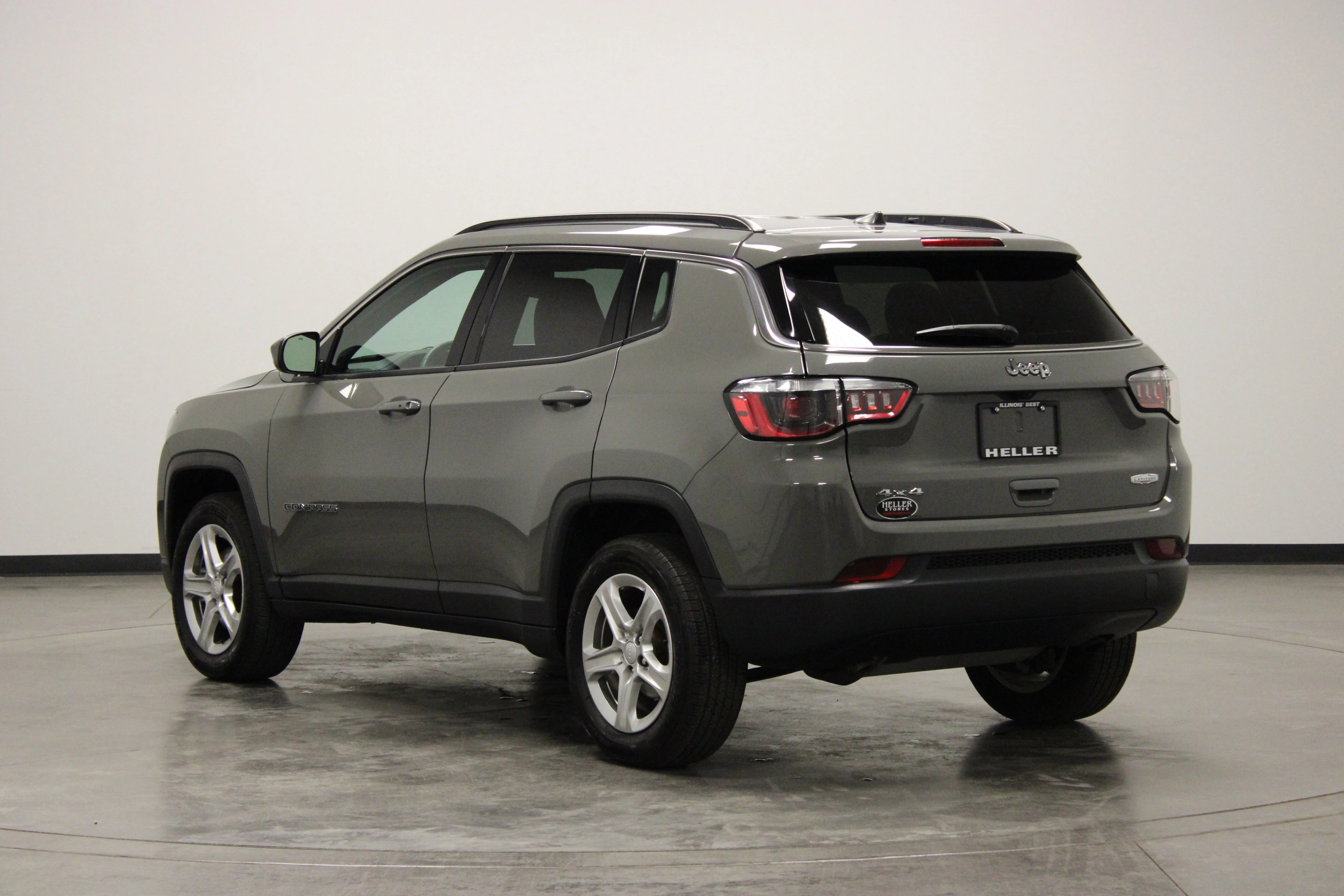 Used 2024 Sting-Gray Clearcoat Jeep Latitude image 6
