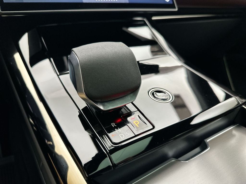 New 2026 Fuji White Land Rover Dynamic SE image 12
