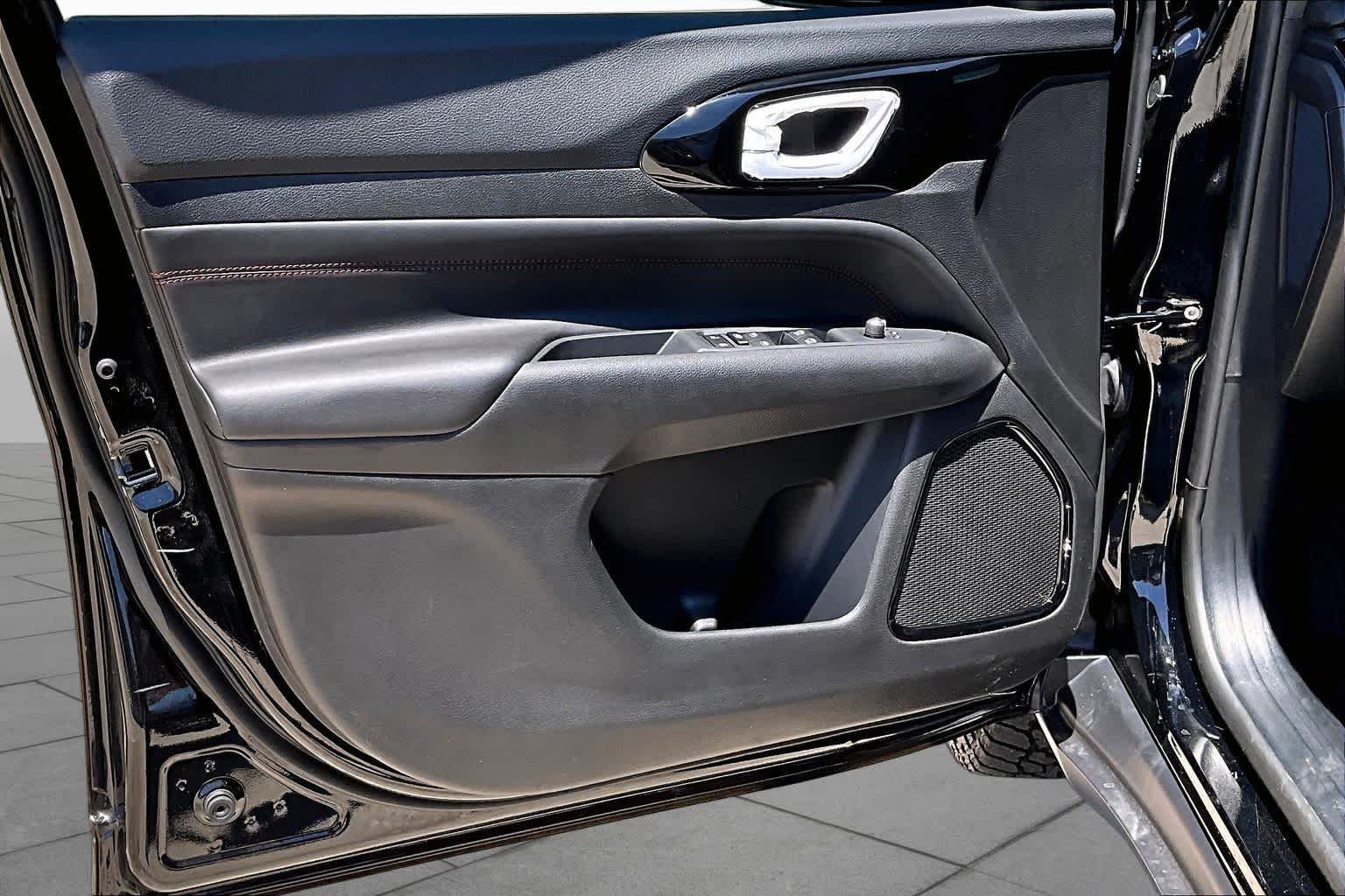 New 2026 Diamond Black Crystal Pearl-Coat Exterior Paint Jeep Trailhawk image 11