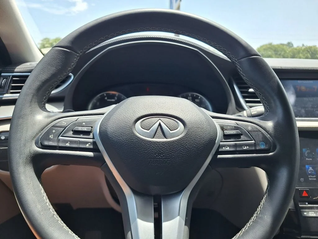 Used 2023 White INFINITI LUXE image 17
