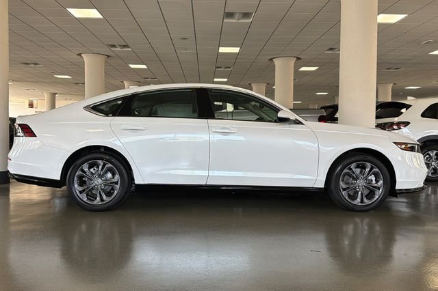 New 2026 Platinum White Pearl Honda EX-L image 3