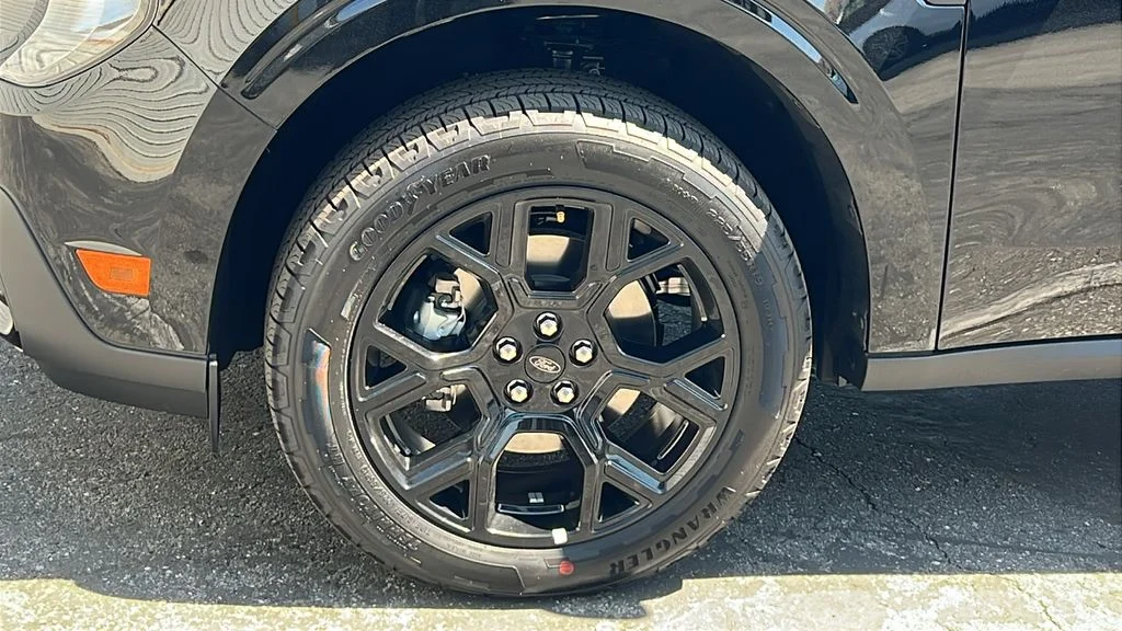 New 2025 Shadow Black Ford XLT image 6