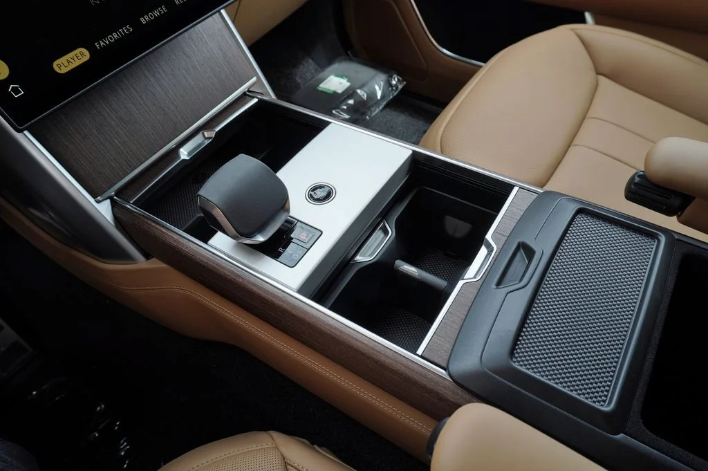 New 2026 Santorini Black Land Rover SE image 31