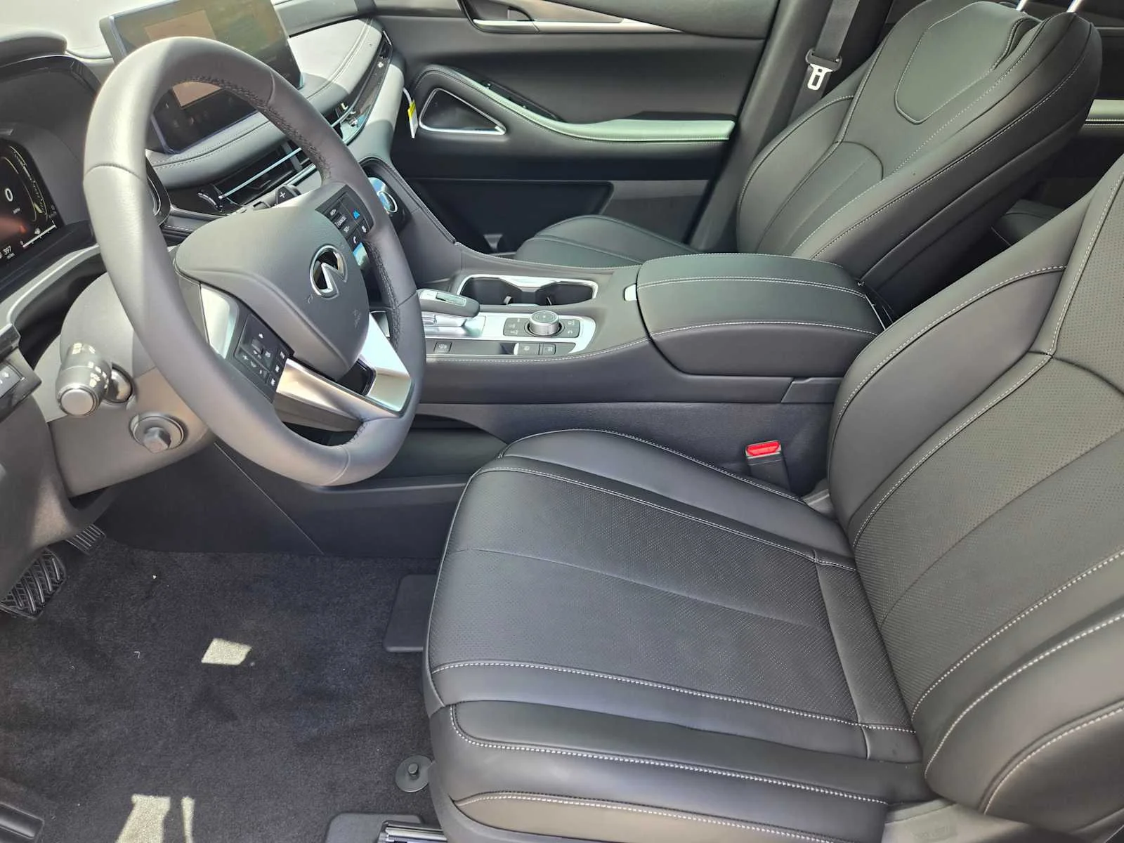 New 2027 RADIANT WHITE INFINITI Luxe FWD image 8