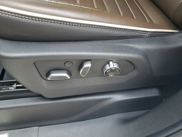 Used 2025 White Frost Tricoat GMC Denali Ultimate image 7