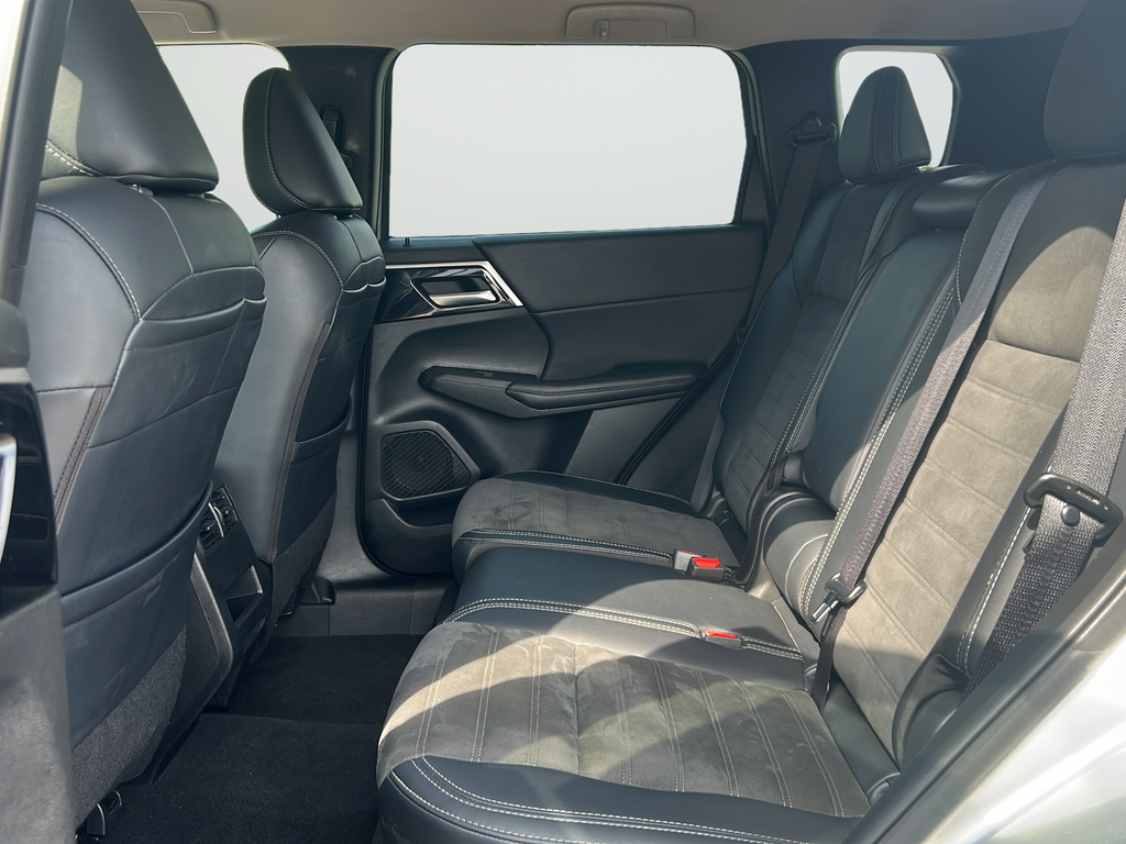 Used 2024 Silver Mitsubishi SE image 11