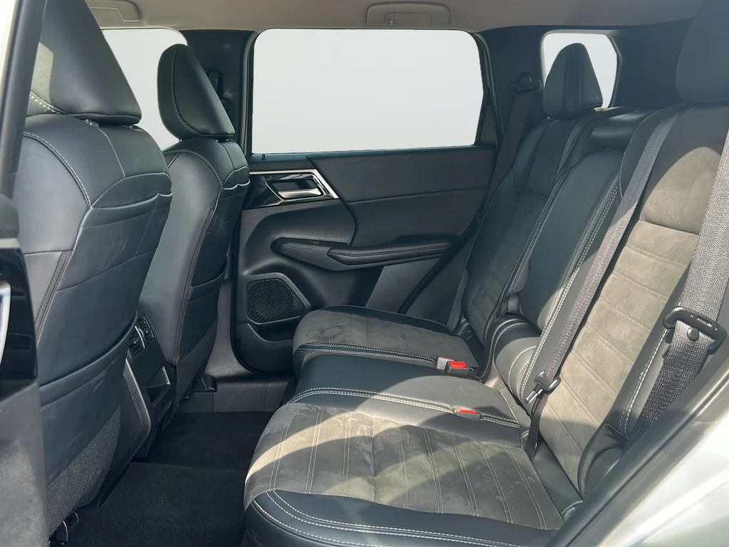 Used 2024 Silver Mitsubishi SE image 11