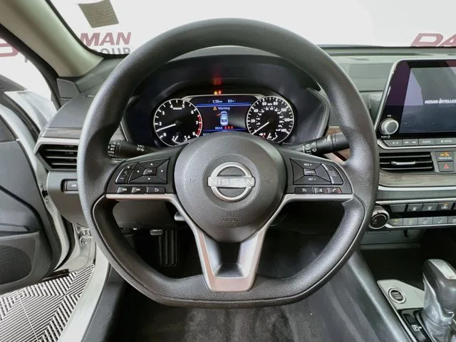 Used 2025 White Nissan 2.5 SV image 12