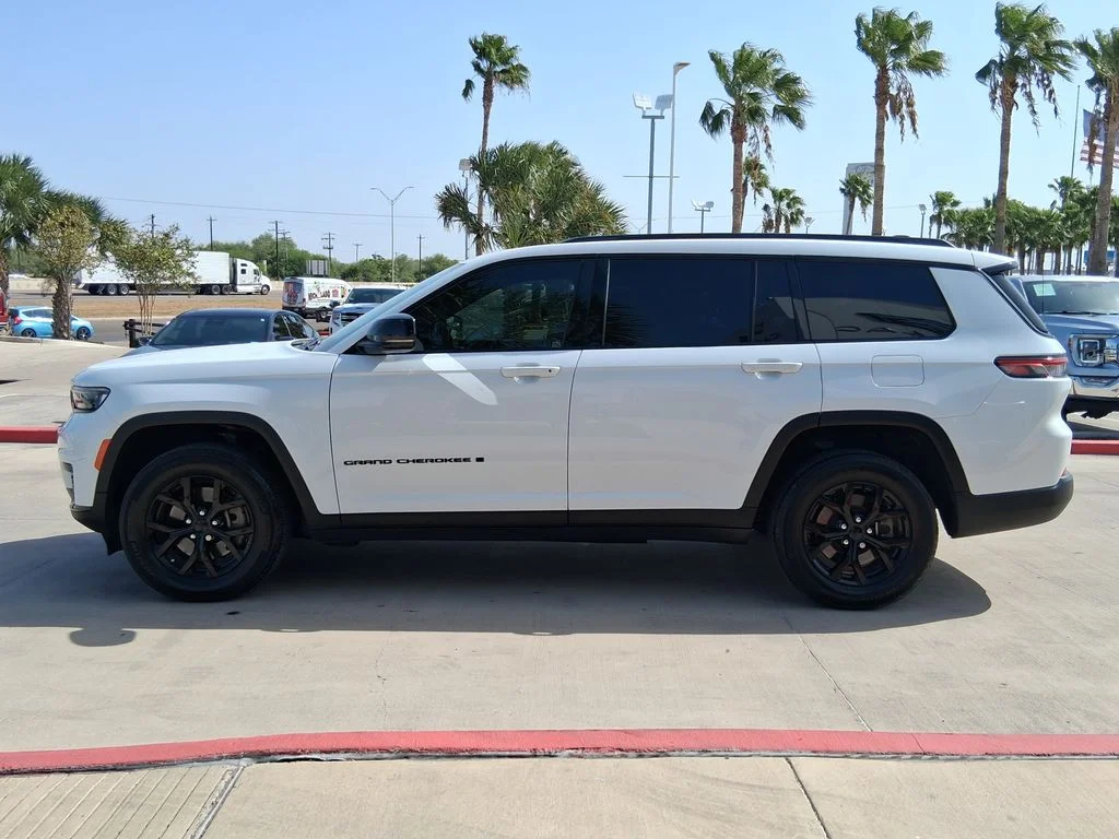 Used 2024 White Jeep Altitude image 3