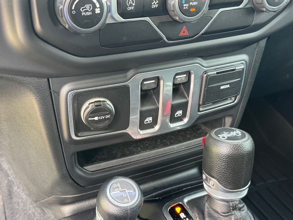 Used 2018 Green Jeep Sport S image 25