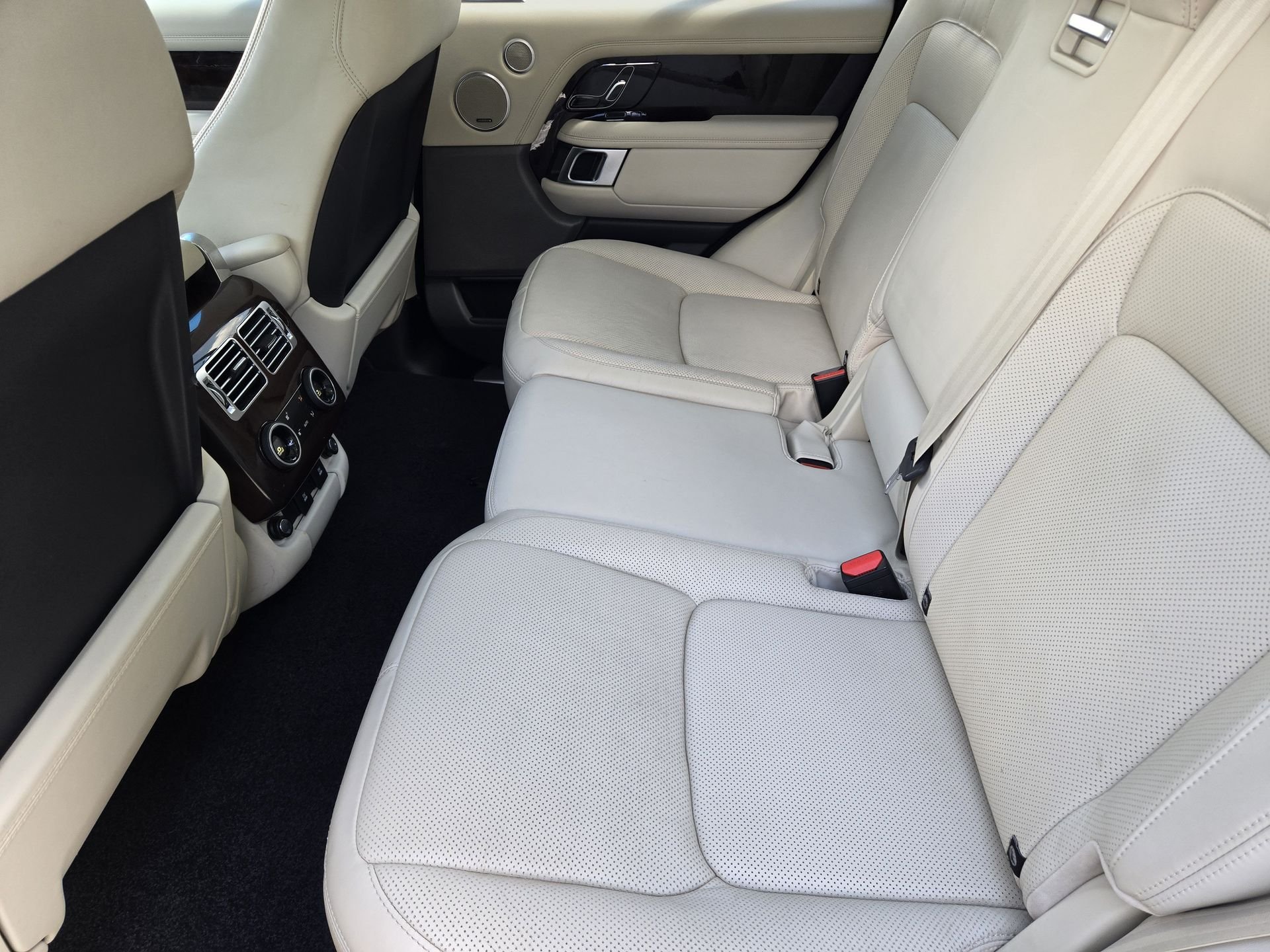 Used 2018 Fuji White Land Rover 5.0L V8 Supercharged image 27