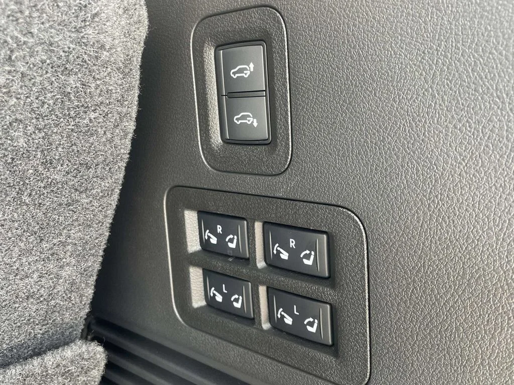 Used 2025 White INFINITI SENSORY image 9