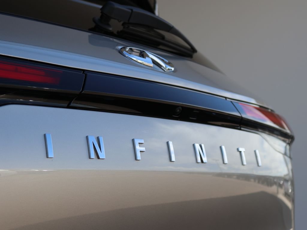 Certified Used 2023 Silver INFINITI LUXE image 36