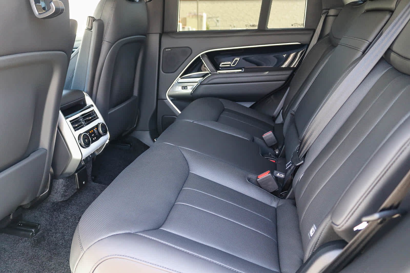 New 2027 Fuji White Land Rover SE image 15