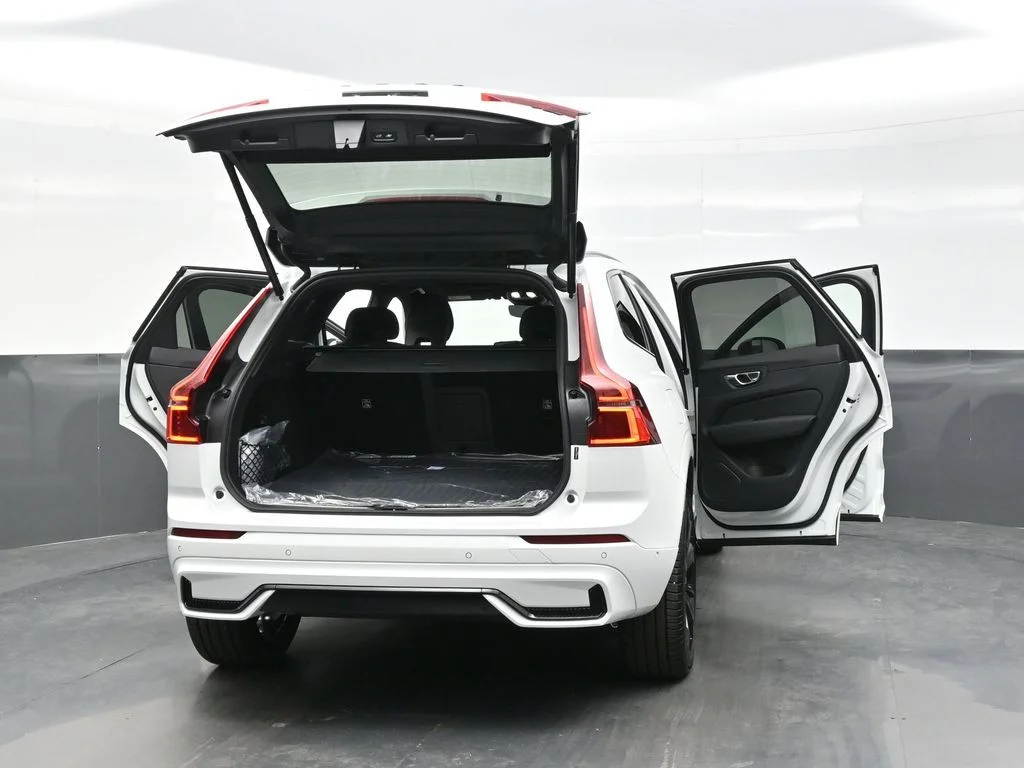 New 2026 Crystal White Volvo T8 Ultra Black Edition image 42
