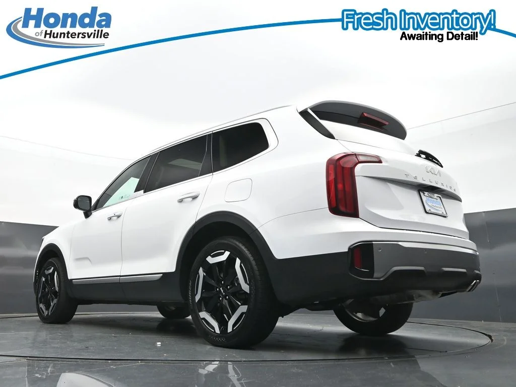 Used 2025 White Pearl Kia S image 31