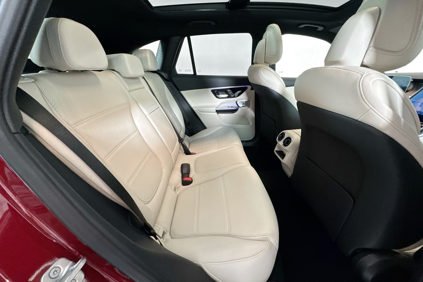 New 2026 Manufaktur Patagonia Red Metallic Mercedes-Benz GLC 300 image 25