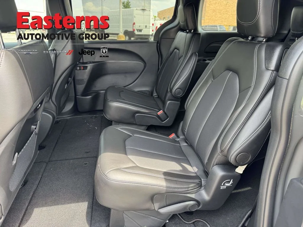 2025 Chrysler Pacifica Select - Photo 23