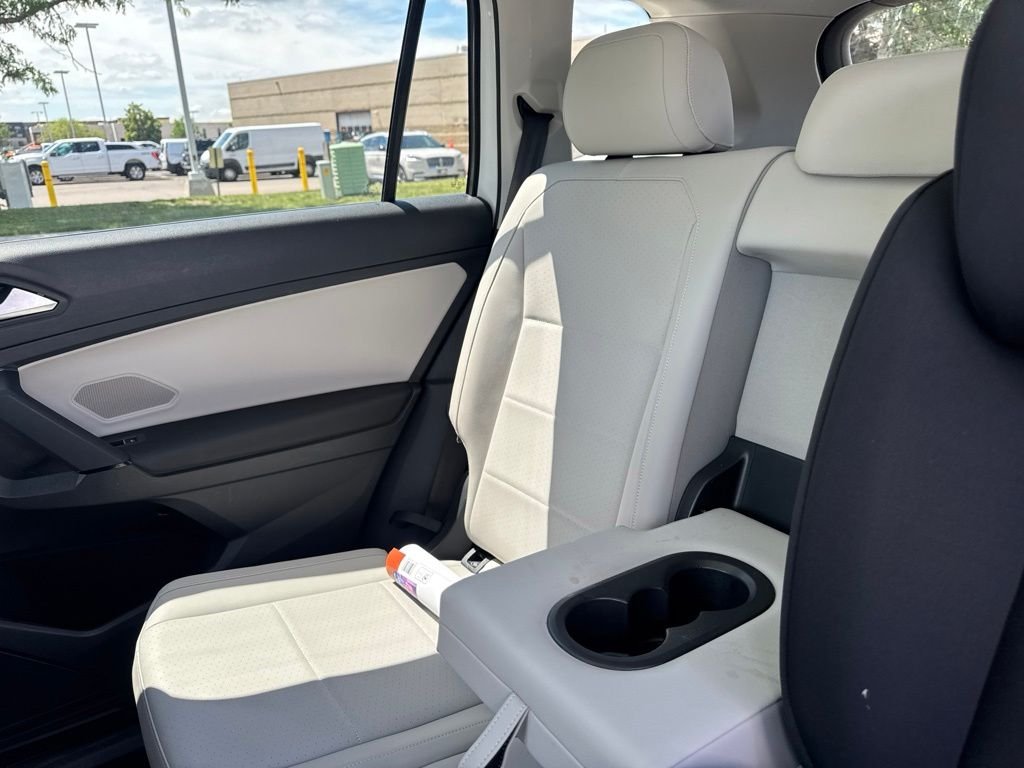 Used 2019 White Volkswagen 2.0T SE image 9